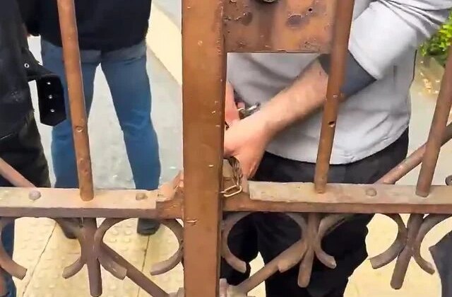 Bilgi Üniversitesi’nin kapısına kilit vuruldu! Öğrenciler ayaklandı