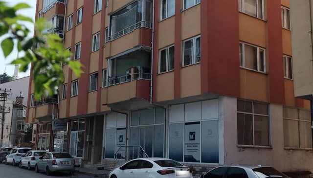 Bir ilimiz bu olayı konuşuyor: Genç kız, hocasının elinden kurtulmak için balkondan çıplak atladı