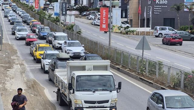 Akın akın geliyorlar! Türkiye’nin gözde tatil ilçesine 24 saatte 20 bin araç giriş yaptı