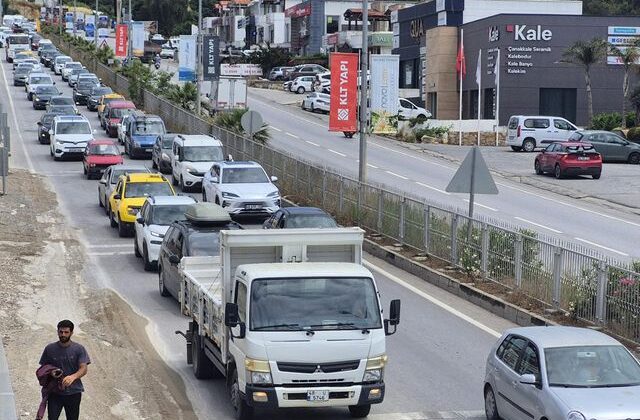Akın akın geliyorlar! Türkiye’nin gözde tatil ilçesine 24 saatte 20 bin araç giriş yaptı