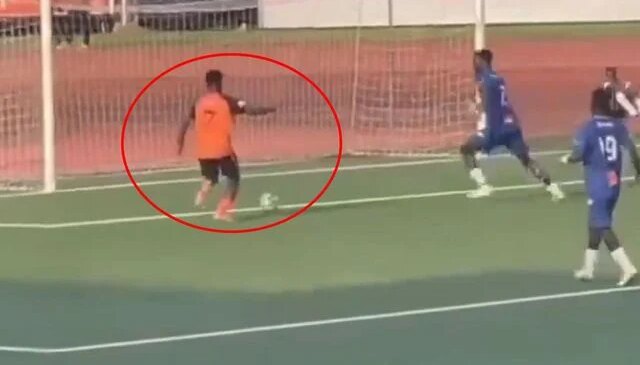 Boş kaleye gol atamayınca dayak yedi