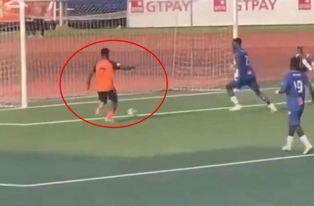Boş kaleye gol atamayınca dayak yedi