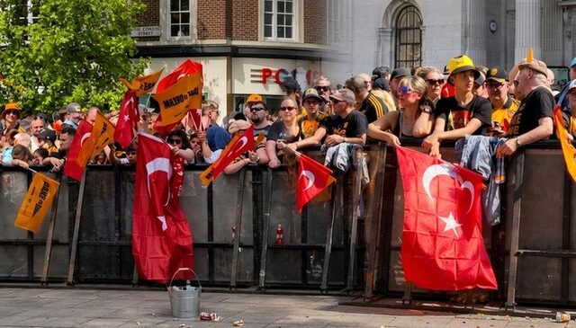 Bu görüntü Türkiye’den değil! Tüm şehir Türk bayraklarıyla donatıldı