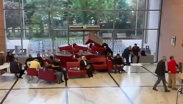 CHP Genel Merkezi’nde kapının önüne koltuklar koyuldu
