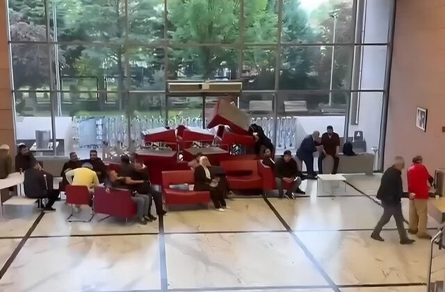CHP Genel Merkezi’nde kapının önüne koltuklar koyuldu