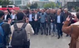 CHP Genel Merkezi’ndeki arbedeyi başlatan görüntüler! Kol kola girip yürüdüler