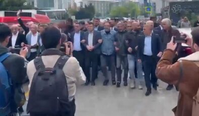 CHP Genel Merkezi’ndeki arbedeyi başlatan görüntüler! Kol kola girip yürüdüler