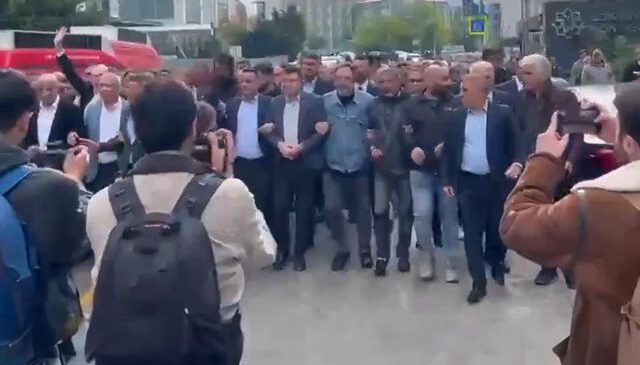 CHP Genel Merkezi’ndeki arbedeyi başlatan görüntüler! Kol kola girip yürüdüler