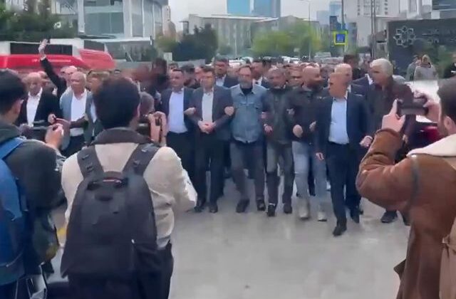 CHP Genel Merkezi’ndeki arbedeyi başlatan görüntüler! Kol kola girip yürüdüler