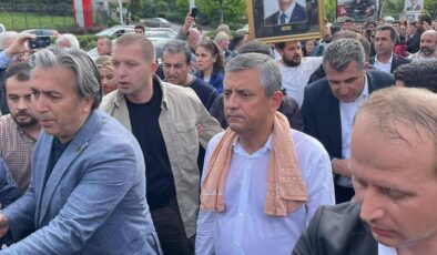 CHP Genel Merkezi’nden ayrılan Özgür Özel TBMM’ye yürüyor