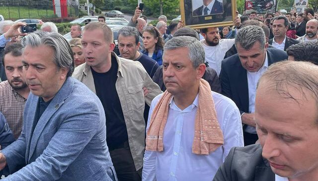 CHP Genel Merkezi’nden ayrılan Özgür Özel TBMM’ye yürüyor