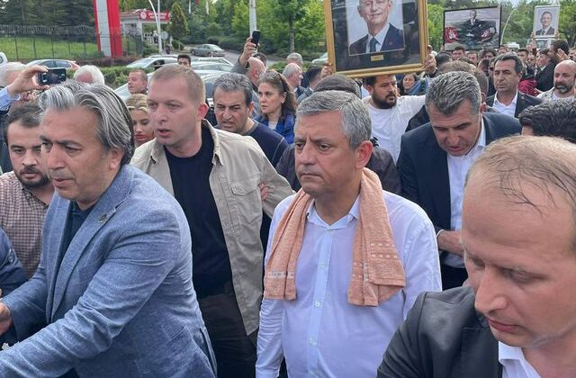 CHP Genel Merkezi’nden ayrılan Özgür Özel TBMM’ye yürüyor