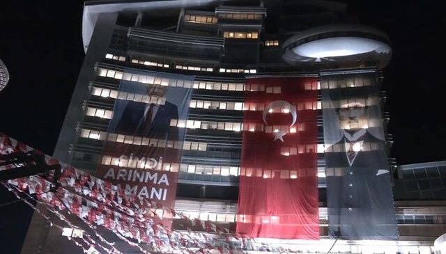 CHP Genel Merkezi’ne Kılıçdaroğlu’nun “Şimdi arınma zamanı” yazılı posteri asıldı