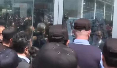 CHP Genel Merkezi’nde tansiyon yüksek! Tahliye için polis devreye girdi
