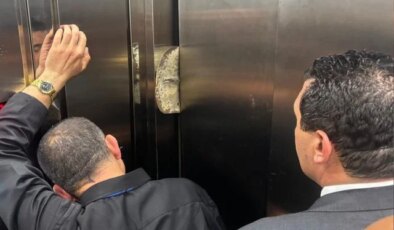 CHP’li heyet asansörde mahsur kaldı