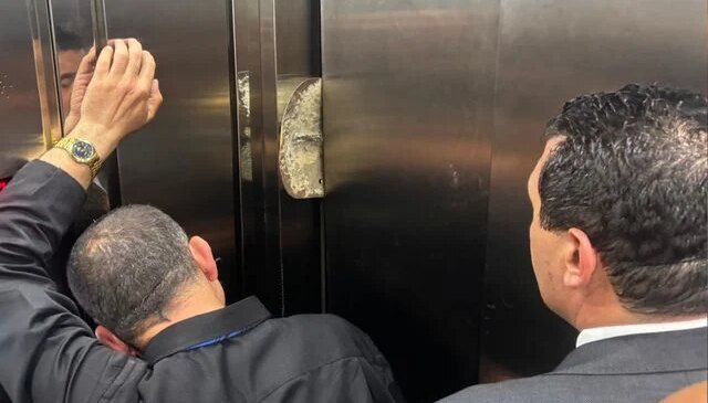 CHP’li heyet asansörde mahsur kaldı