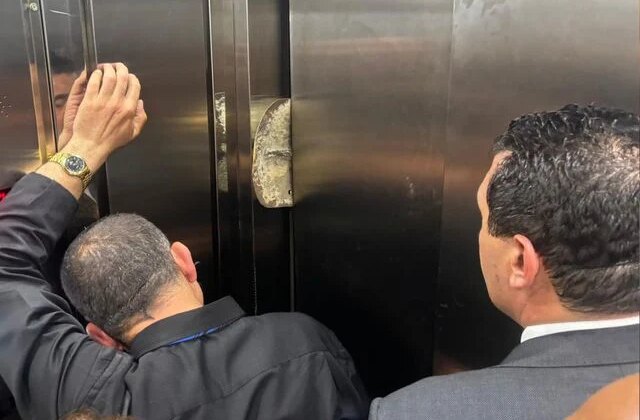 CHP’li heyet asansörde mahsur kaldı