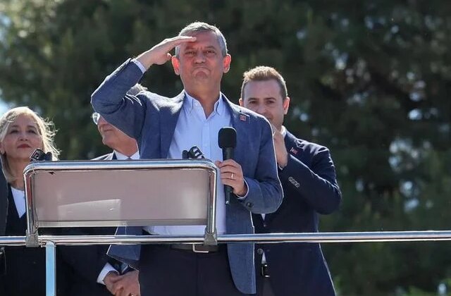 “Bundan sonra meydanlardayız” diyen Özgür Özel ilk mitingini İzmir’de yapıyor