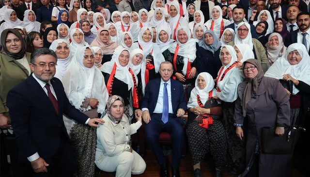 Çiftçiler Günü’nde renkli buluşma: Cumhurbaşkanı Erdoğan kadın üreticilerle bir araya geldi