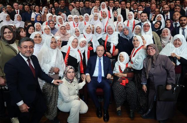 Çiftçiler Günü’nde renkli buluşma: Cumhurbaşkanı Erdoğan kadın üreticilerle bir araya geldi