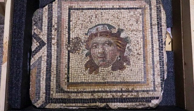 Zeugma’nın Çingene Kızı Mozaiğinin 13. kayıp parçası ABD’den Türkiye’ye getirildi