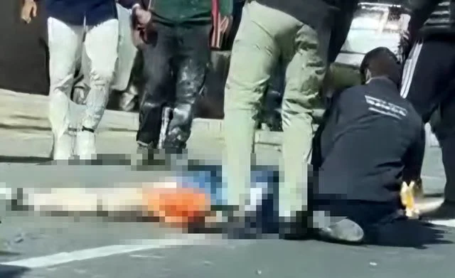 Sakarya’da çöp kamyonunun çarptığı yaya öldü; kaza kamerada