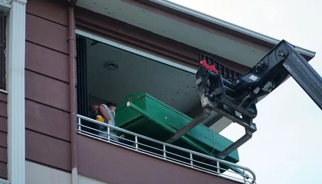 250 kilo ağırlığındaki kişinin cenazesi evinden forkliftle çıkarıldı