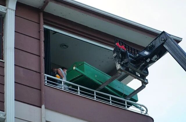 250 kilo ağırlığındaki kişinin cenazesi evinden forkliftle çıkarıldı