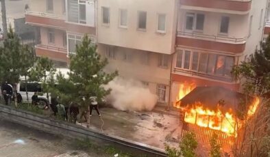 Mahalle sakinleri otomobili iterek alevlerden uzaklaştırmaya çalıştı