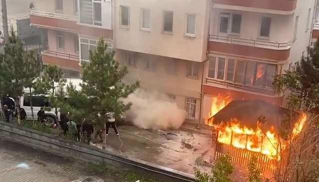 Mahalle sakinleri otomobili iterek alevlerden uzaklaştırmaya çalıştı