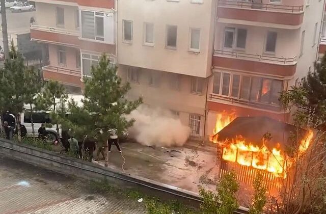 Mahalle sakinleri otomobili iterek alevlerden uzaklaştırmaya çalıştı