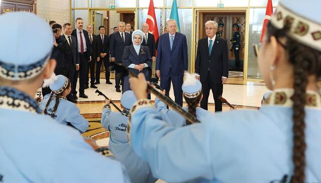 Cumhurbaşkanı Erdoğan Kazakistan’da! Resmi törenle karşılandı
