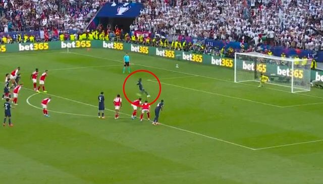 Dembele’nin penaltısından sonra Paris tribünleri alev aldı