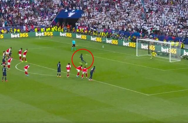 Dembele’nin penaltısından sonra Paris tribünleri alev aldı