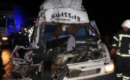 Aksaray’da tarım işçilerini taşıyan minibüs tıra çarptı: 12 yaralı