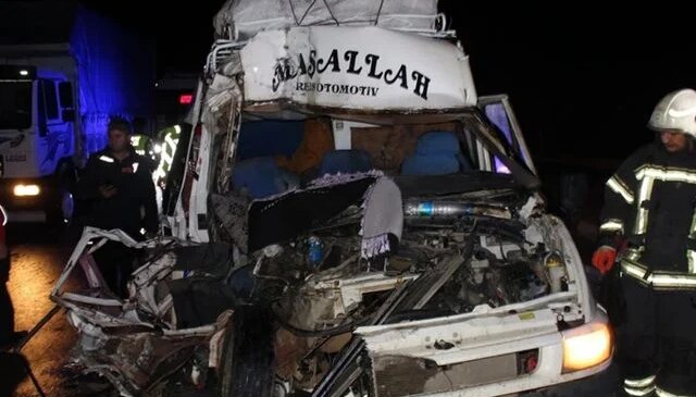 Aksaray’da tarım işçilerini taşıyan minibüs tıra çarptı: 12 yaralı