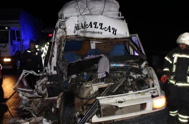 Aksaray’da tarım işçilerini taşıyan minibüs tıra çarptı: 12 yaralı