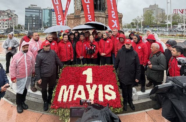 DİSK heyeti, Taksim Meydanı’na çelenk bıraktı
