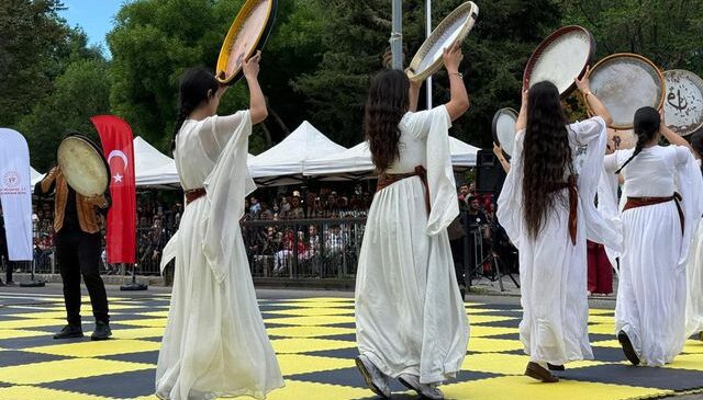 Diyarbakır’da 19 Mayıs, erbane ve Kürtçe müziklerle kutlandı
