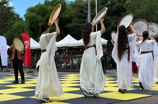 Diyarbakır’da 19 Mayıs, erbane ve Kürtçe müziklerle kutlandı