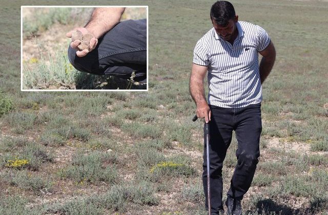 Demir çubukla arayıp buluyor, günde 40 kilo topluyor: Evin, arabasını ve arsasını aldı bile