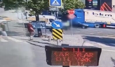 Dolmabahçe’de minibüsün çarptığı kadın trafik polisi ağır yaralandı; kaza kamerada