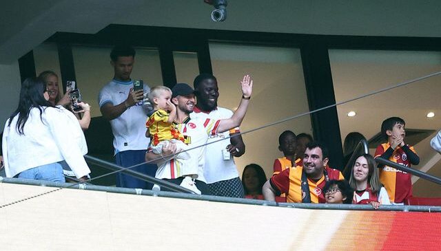 Dries Mertens ve ailesi yuvaya döndü