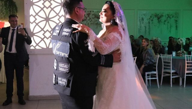 Düğün masrafını düşürmek için damatlığına reklam aldı