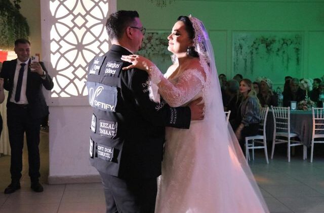 Düğün masrafını düşürmek için damatlığına reklam aldı