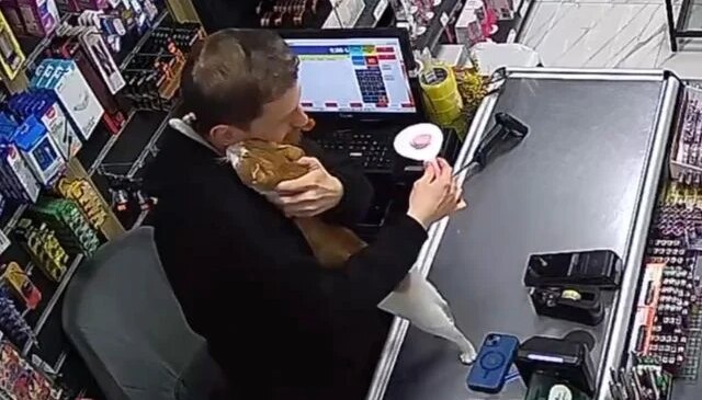 Dükkanının önünde bulduğu kedisiyle her gün kucaklaşıyor
