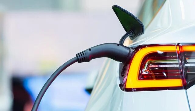 Evinde onaysız araç şarj eden doktora 840 bin liralık “kaçak elektrik” cezası