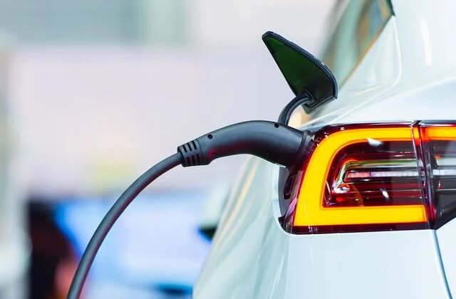 Evinde onaysız araç şarj eden doktora 840 bin liralık “kaçak elektrik” cezası