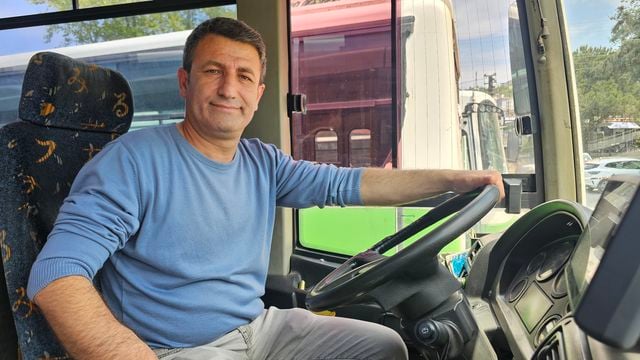 Emekleyerek otobüse binen kız çocuğunu fark eden şoför, o anları anlattı