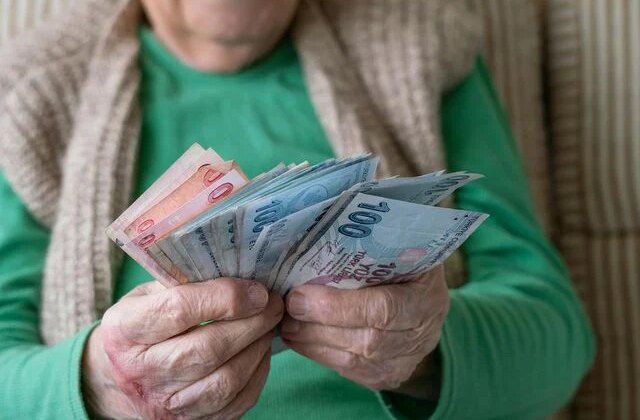 Emeklilerin beklediği tarih açıklandı! Maaş ve ikramiyeler hesaplara yatıyor